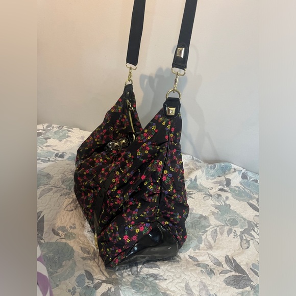 Extreamly Rare HTF Betsey Johnson Black and colorful floral skull studded duffle - Picture 5 of 14